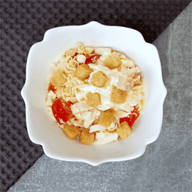 Салат с копчёной курой и гренками 1000128