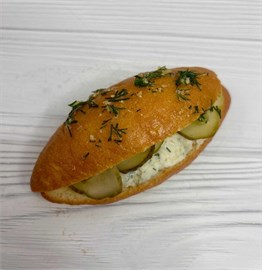 Булочка с салом и огурцом 1060229