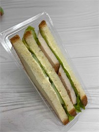 Сэндвич с копченой курой и огурцом 1027141