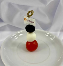 Канапе с сыром  моцарелла  маслинами и помидорами черри 1017914