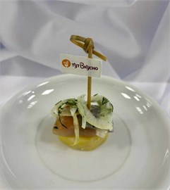 Канапе из отварного картофеля, сельди и маринованным луком 1025010