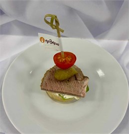 Канапе с бужениной и маринованным огурцом 1017722