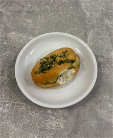 Булочка с салом и огурцом 1060229