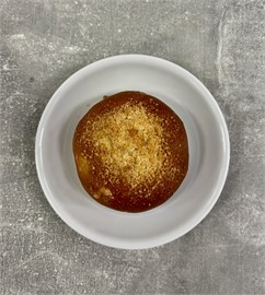 Булочка с варёной сгущенкой и штрейзелем 1131012